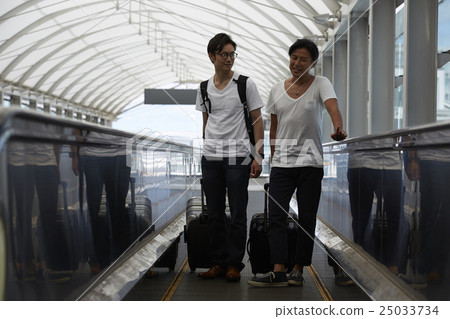 等待離開的一個人在機場 等待離開的一個人在機場 25033734