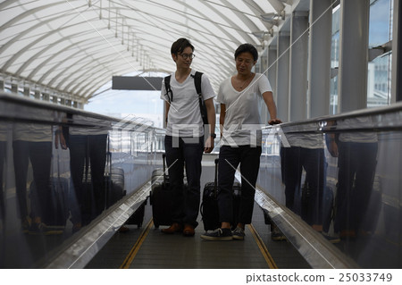 等待離開的一個人在機場 等待離開的一個人在機場 25033749