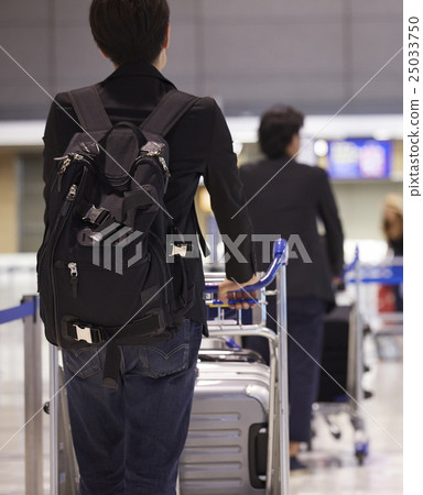 男子走在機場 男子走在機場 25033750