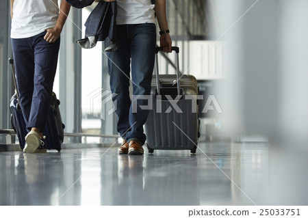 男子走在機場 25033751