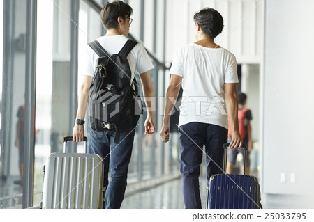男子走在機場 男子走在機場 25033795