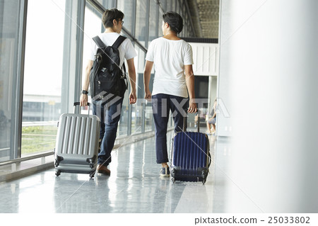 男子走在機場 男子走在機場 25033802