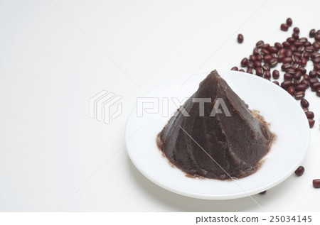 Rice and red bean white background 25034145