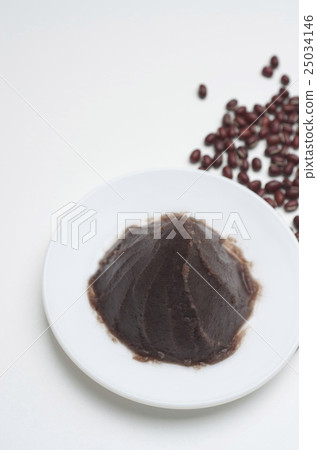 米和紅豆白色背景 25034146