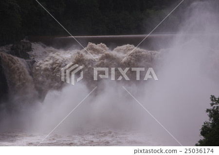 Splashes of rampage waterfalls 25036174