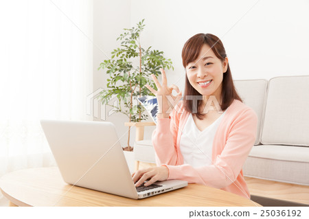 Personal computer and housewife 25036192