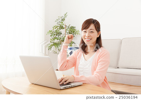 Personal computer and housewife 25036194
