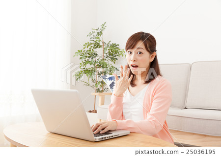 個人電腦和家庭主婦都很驚訝 25036195