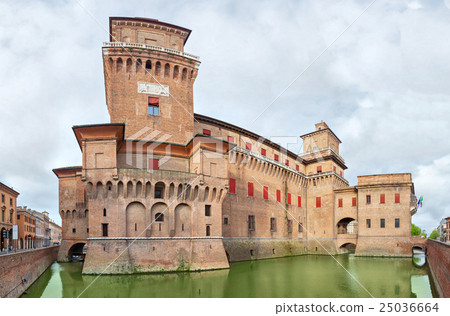 Estense castle in the center of Ferrara 25036664
