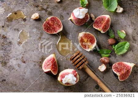 Figs with ricotta and honey Figs with ricotta and honey 25036921