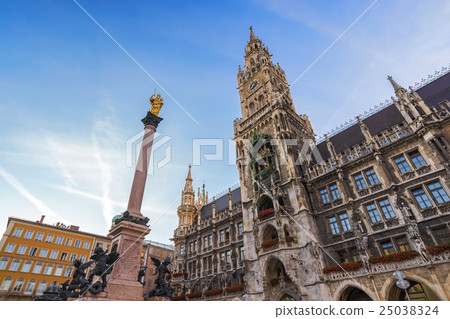 Marienplatz town hall, Munich, Germany 25038324