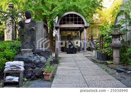Tomb of the Mouse Small Town (Rat Small Buddhist Monk no Yoshiyoshi) & Salt Jizo Mugen Temple Hentai Temple (Sumida Ward, Tokyo) Tomb of the Mouse Small Town (Rat Small Buddhist Monk no Yoshiyoshi) & Salt Jizo Mugen Temple Hentai Temple (Sumida Ward, Tokyo) 25038940