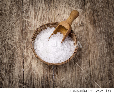 sea salt in wooden bowl 25039133