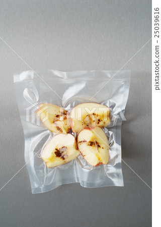 Vacuum sealed apples 25039616