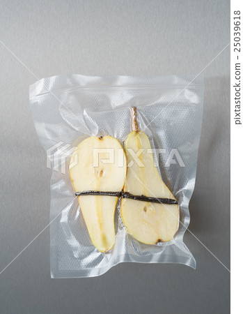 Vacuum sealed pears 25039618