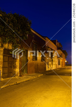 Street of Cartagena de Indias at night 25040138