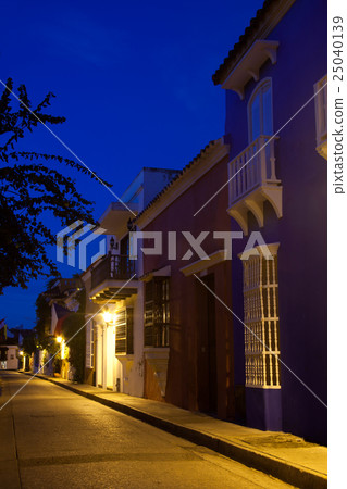 Street of Cartagena de Indias at night 25040139