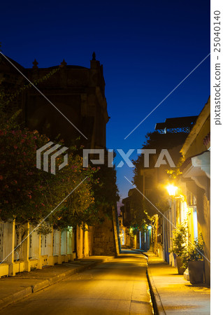 Street of Cartagena de Indias at night 25040140