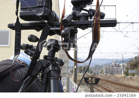 在鐵路射擊區域採取三腳架熨燙鐵 25041169