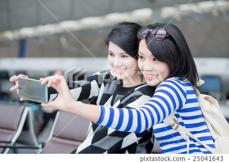 woman take smart phone selfie 25041643