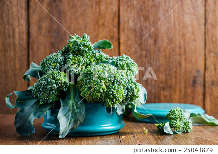 Broccoli in metal tiffin 25041879