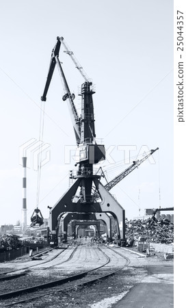 Crane and scrap metal Crane and scrap metal 25044357