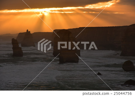 夕陽照亮了澳大利亞大洋路的十二使徒岩 25044756