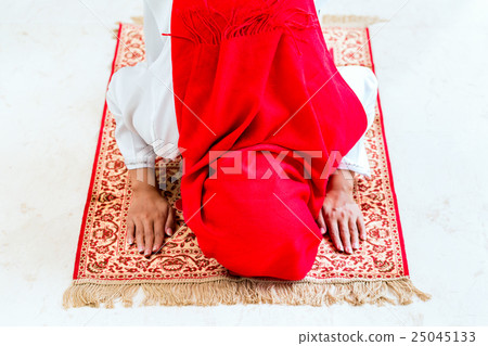 Asian Muslim woman praying Asian Muslim woman praying 25045133