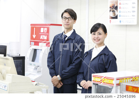  便利店男性和女性乘客微笑微笑介紹指點 25045896