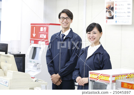  便利店男性和女性乘客微笑微笑介紹指點 25045897