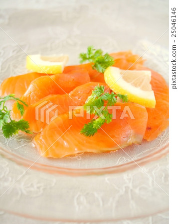 Smoked salmon carpaccio glass plate version Smoked salmon carpaccio glass plate version 25046146