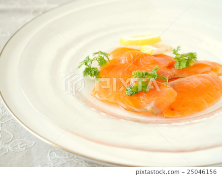 熏鮭魚生牛肉片(側身位置) 熏鮭魚生牛肉片(側身位置) 25046156