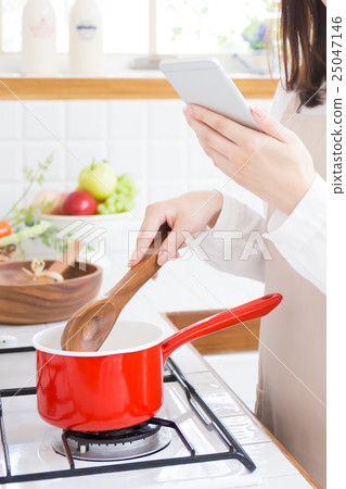 Female housewife kitchen Female housewife kitchen 25047146