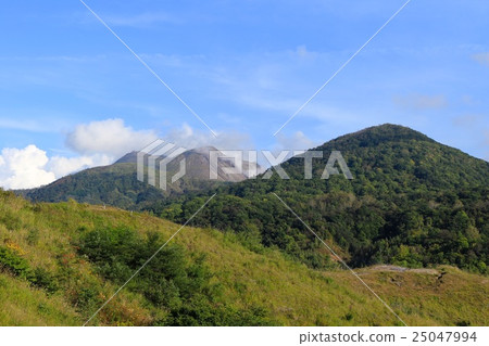Large Ariru seen from the west observatory, Usu Shinzan, Nishiyama 25047994
