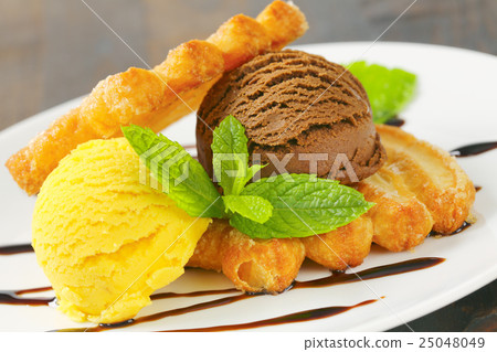 Ice cream with puff pastry biscuits 25048049