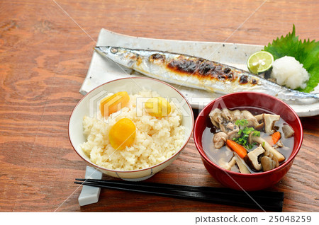 注意）蒸汽是潤飾合成。秋天的味道“三馬鹽燒烤，栗子飯，Kenko汁（蘑菇汁）”。 25048259