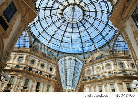 Milan Vittorio Emanuele II Galleria 25048460