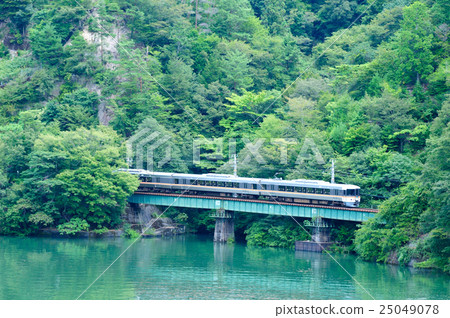 飯田線沿著深綠色的天龍河373系列有限公司快速寬視野伊娜路線 照片素材 圖片 圖庫