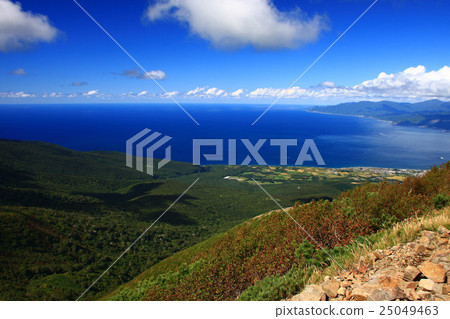 The azure Sea of Japan seen from the early autumn Iwanai-dake 25049463