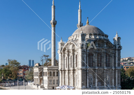 Ortakoy Mosque on Bosphorus, Istambul 25050176