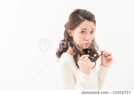 二十多歲的女性（白色針織秋/冬） 25050757