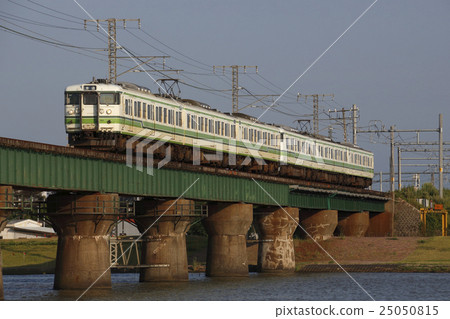 Echigo Line 115 series 6 cars crossing the Shinanogawa bridge 25050815