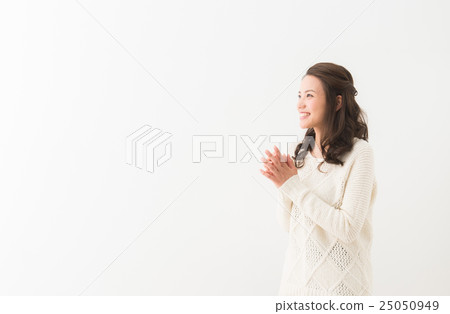 二十多歲的女性(白色針織秋/冬) 二十多歲的女性(白色針織秋/冬) 25050949