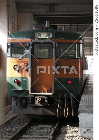 115 series train stopping at Oyama station 25051098