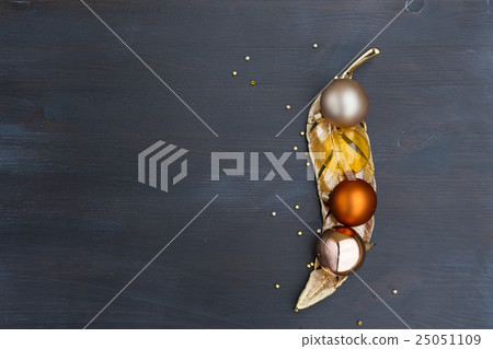 Chhristmas red, golden and white decoration 25051109