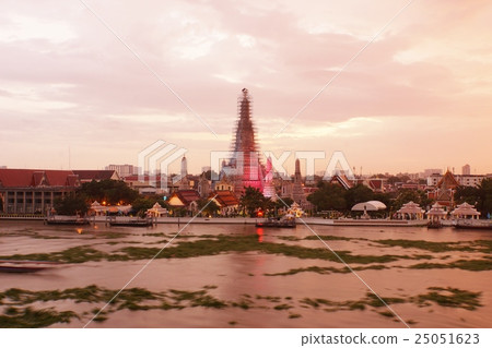 Evening scenery of Wat Arun, Bangkok, Thailand (aka: temple of Akatsuki) Evening scenery of Wat Arun, Bangkok, Thailand (aka: temple of Akatsuki) 25051623