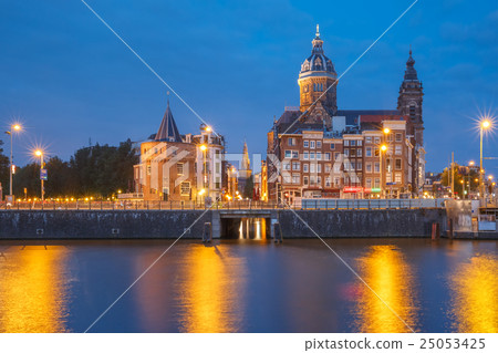 Night Amsterdam canal and Basilica Saint Nicholas 25053425