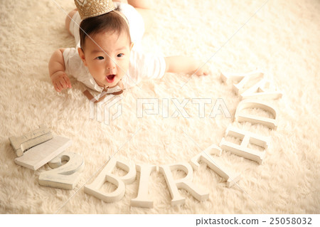 Baby half birthday birthday growth family encounter angel miracle smile angel light 25058032