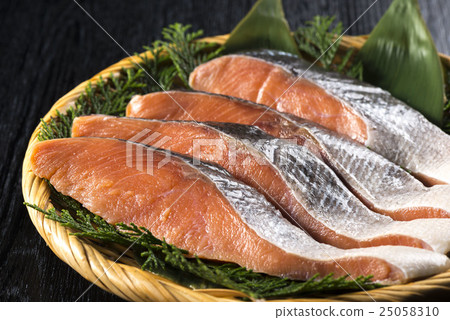 秋天三文魚 25058310