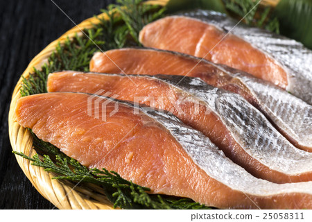 秋天三文魚 25058311